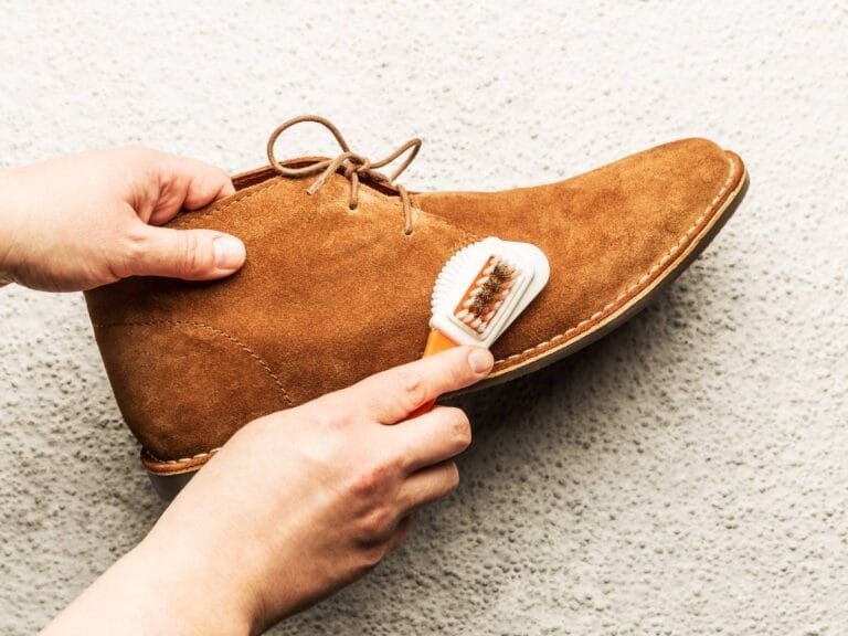 Czyszczenie butów. Obrazek w artykule Jak prać zamszowe buty? Wskazówki jak prać zamszowe buty domowymi sposobami
