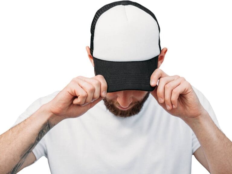 Mężczyzna w bejsbolówce. Obrazek w artykule Jak prać czapkę z daszkiem? Sposoby jak prać czapkę z daszkiem bez jej zniszczenia