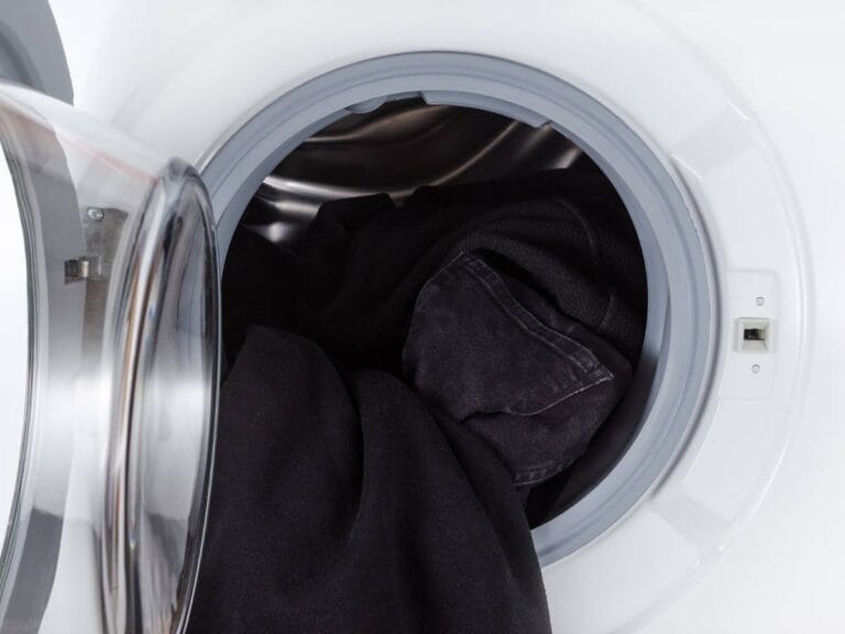 Pralka i czarne ubrania. Obrazek w artykule Jak prać czarne ubrania? Poznaj sposób jak prać czarne ubrania i ich nie niszczyć