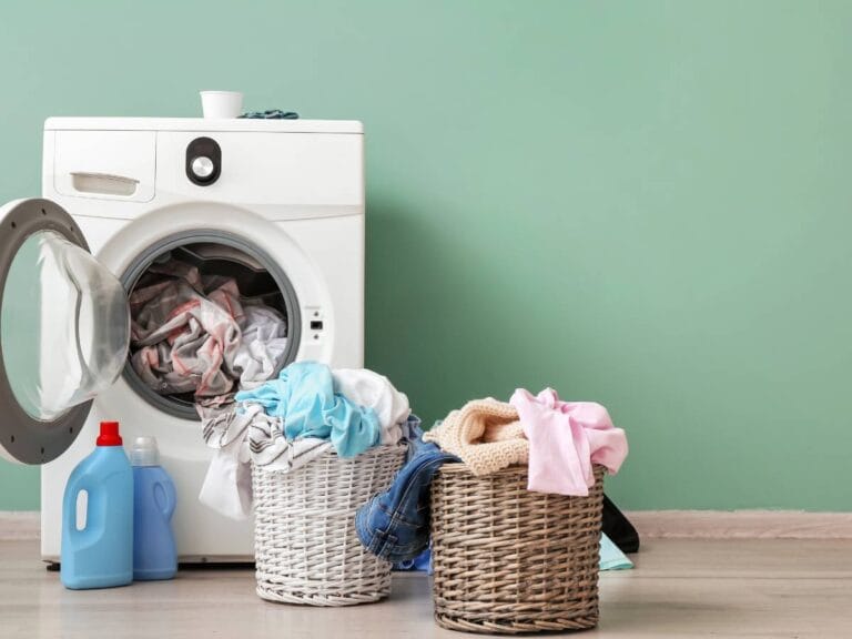 Pralka z praniem. Obrazek w artykule Jak wyczyścić pralkę? Poradnik jak wyczyścić pralkę krok po kroku