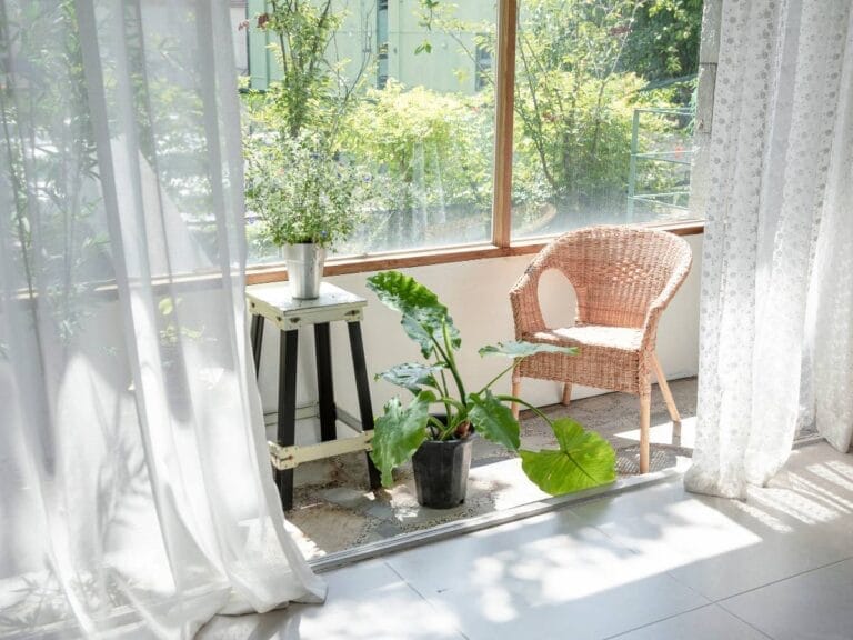 Okno z firankami. Obrazek w artykule Jak prać firanki? Łatwe sposoby jak prać firanki w domu