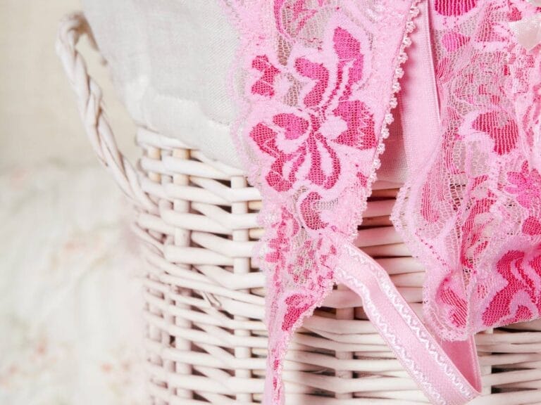 Kosz z jedwabiem do prania. Obrazek w artykule Jak prać jedwab? Pranie jedwabiu dla początkujących