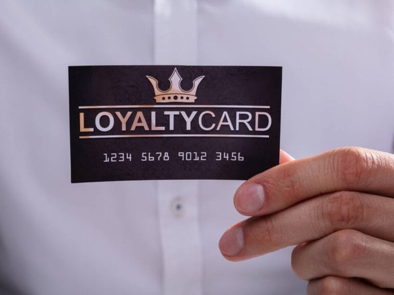 Czarna karta. Obrazek w artykule Karta stałego klienta. Jak działa program lojalnościowy karty stałego klienta?