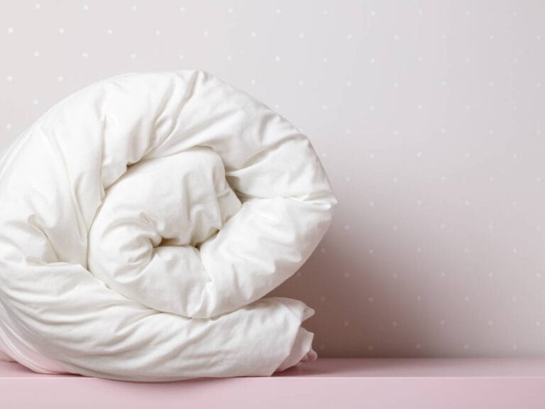 Zwinięta kołdra. Obrazek w artykule Jak prać kołdrę? Poradnik jak prać kołdrę w domowych warunkach