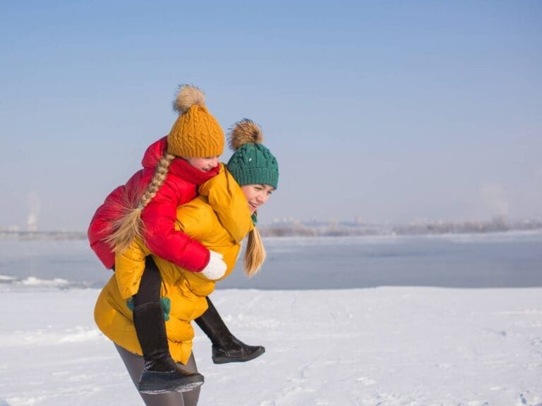 Mama i córka w kurtkach puchowych. Obrazek w artykule Jak prać kurtkę puchową? Poradnik jak prać kurtki puchowe dla początkujących