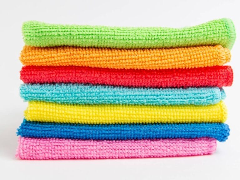 Uprane ściereczki. Obrazek w artykule W czym prać mikrofibrę? Sugerowane środki i sposoby w czym prać mikrofibrę