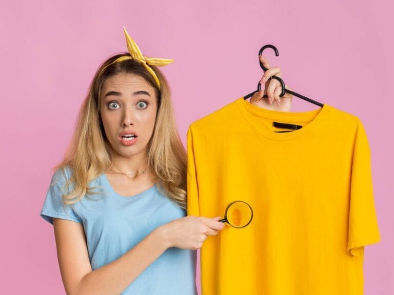 Bluzka z plamą. Obrazek w artykule Jak usunąć plamy z farby? Praktyczne sposoby na plamy z farby