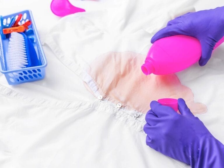 Wokk na materiale. Obrazek w artykule Jak usunąć plamy z wosku? Praktyczny poradnik usuwania plam z wosku z różnych powierzchni