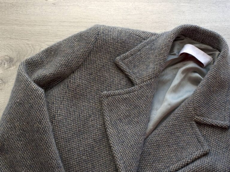 Płaszcz do prania. Obrazek w artykule Jak prać płaszcz z alpaki? Pomocne zasady jak prać płaszcz z alpaki