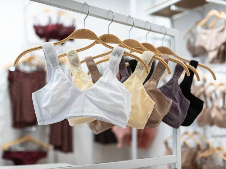 Pralka z bielizną. Obrazek w artykule Jak prać bieliznę termoaktywną? Sposoby eksperta jak prać bieliznę termoaktywną