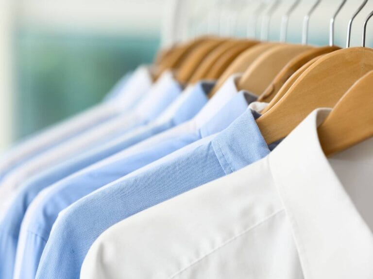 Koszule na wieszaku. Obrazek w artykule Pranie chemiczne. Co musisz wiedzieć o metodzie prania chemicznego?