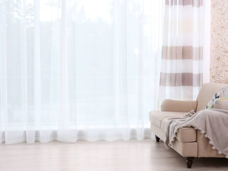 Firany na oknie. Obrazek w artykule Jak prać firanki żeby nie były pogniecione? Poradnik prania firanek
