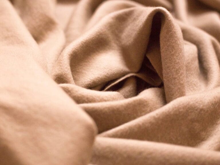 Koc z kaszmiru. Obrazek w artykule Jak prać kaszmir? Poznaj sposoby jak prać kaszmirowe koce i ubrania