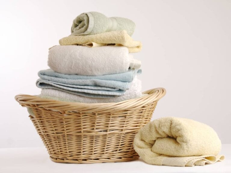 Kosz z pranie, Obrazek w artykule Jak prać ręcznie? Sposoby jak prać ręcznie trudne tkaniny