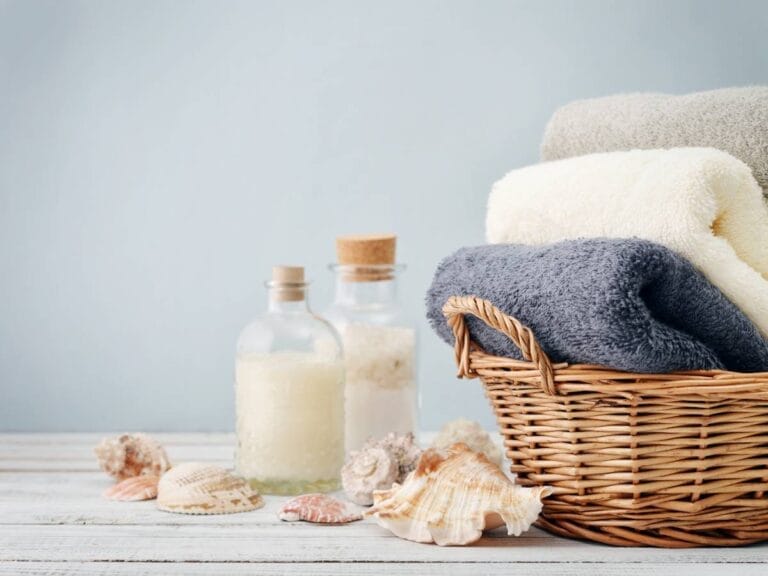 Kosz z ręcznikami w łazience. Obrazek w artykule Jak prać ręczniki? Poradnik jak prać ręczniki dla początkujących