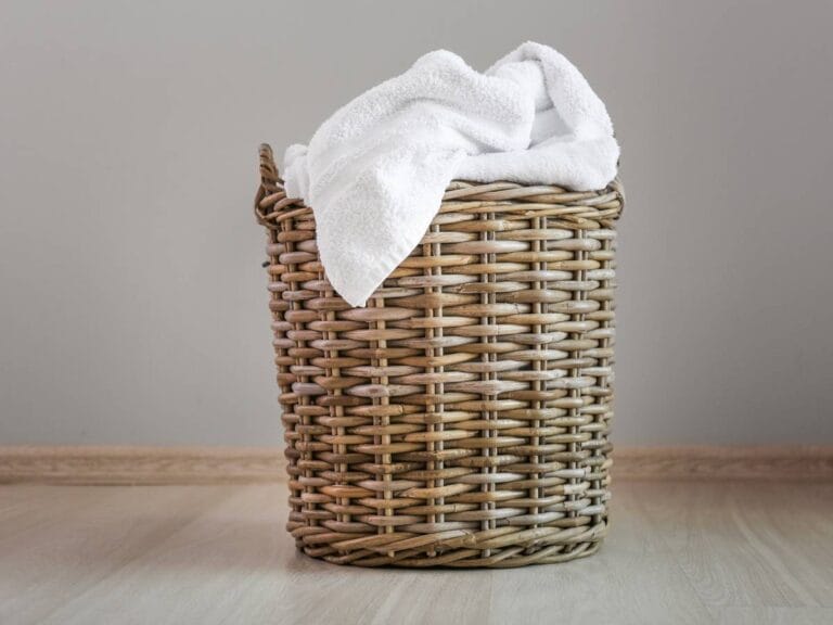 Kosz z praniem. Obrazek w artykule Jak prać ręczniki żeby nie śmierdziały? Poradnik jak prać ręczniki