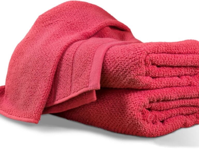 Bordowy ręcznik. Obrazek w artykule W jakiej temperaturze prać ręczniki? Porady i wskazówki w jakiej temperaturze prać ręczniki