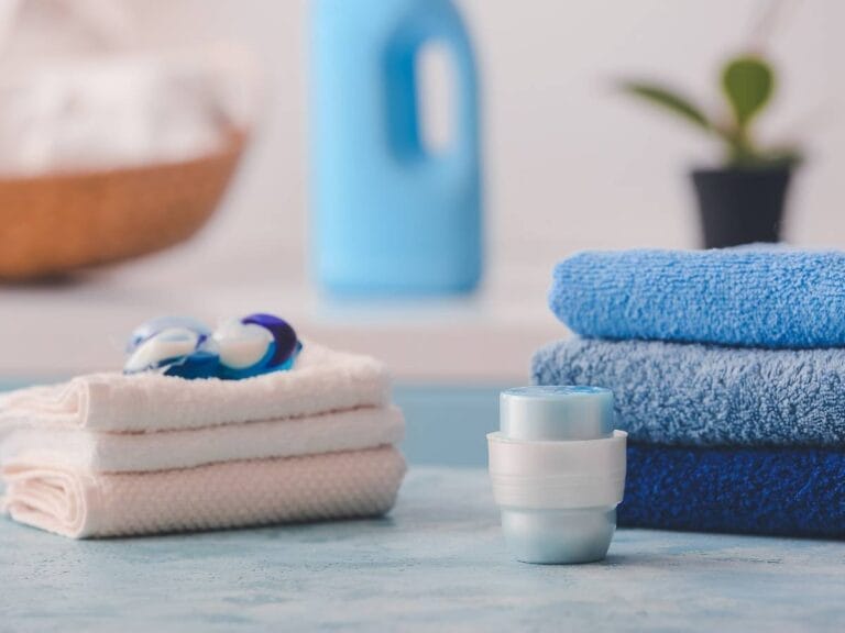 Ręczniki w łazience. Obrazek w artykule Jak prać ręczniki żeby były miękkie? Sprytne sposoby jak prać ręczniki żeby były miękkie