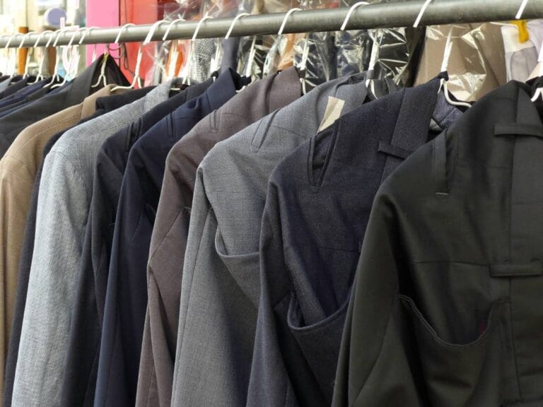 Marynarki na wieszaku. Obrazek w artykule Jak prać marynarkę? Kompendium wiedzy jak prać marynarki