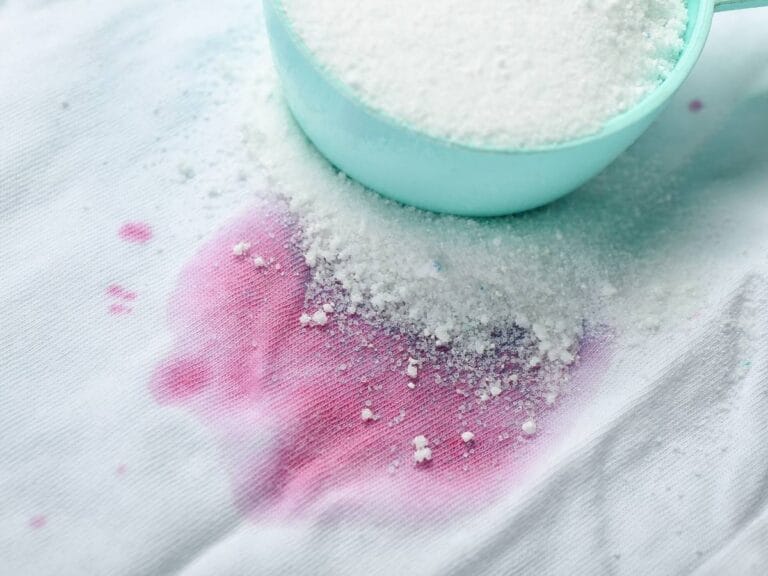 PLama z barszczu. Obrazek w artykule Jak usunąć trudne plamy z ubrań? Wypróbowane sposoby usuwania trudnych plam z ubrań