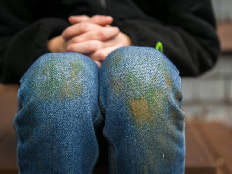 Plamy na spodniach. Obrazek w artykule Jak usunąć plamy z trawy? Porady i triki na usuwanie plam z trawy