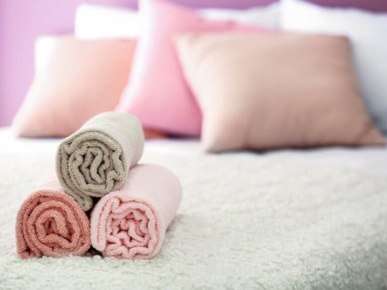 Pościel na łóżku. Obrazek w artykule Jak prać pościel? Profesjonalne porady jak prać pościel w domu