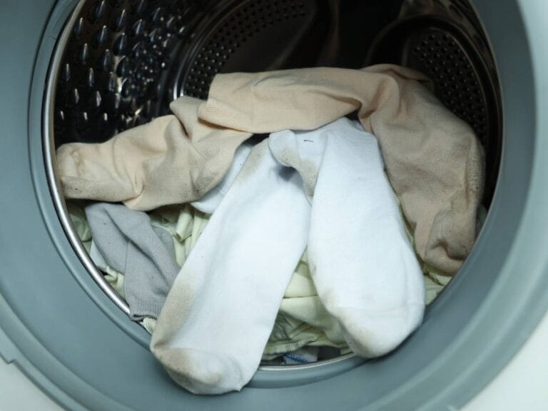 Białe skarpetki. Obrazek w artykule Jak prać białe skarpetki? Przydatne wskazówki jak prać białe skarpetki dla fanów bieli