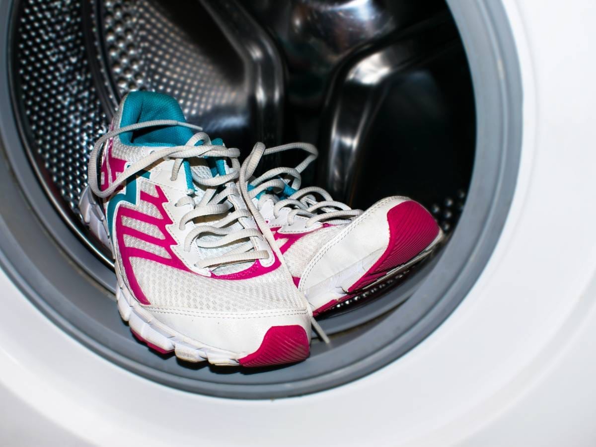 Buty w pralce. Obrazek w artykule Jak wyprać buty? Poradnik prania butów krok po kroku