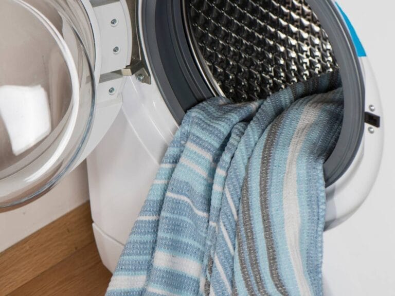 Koc wkładany do pralki. Obraz w artykule Jak prać koc? Poradnik jak prać koce z różnych tkanin