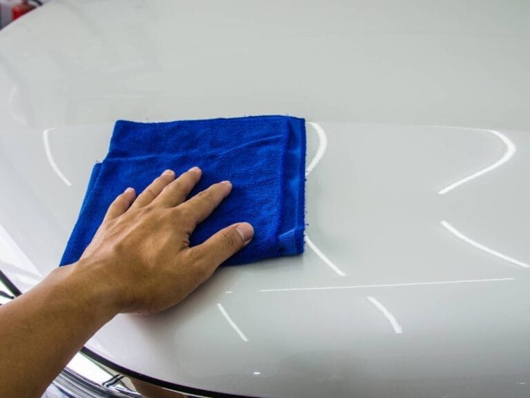 Ścierka z mikrofibry w czasie sprzątania. Obrazek w artykule Jak prać ściereczki z mikrofibry? Porady krok po kroku jak prać ściereczki z mikrofibry