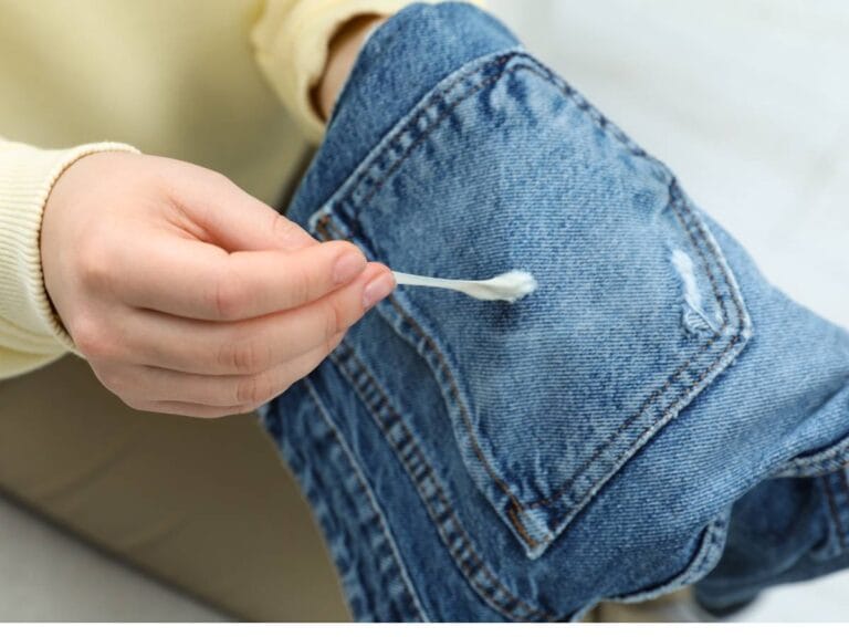 Plamy na spodniach. Obrazek w artykule Jak usunąć żywicę z ubrań. Skuteczne sposoby na usunięcie żywicy z ubrań