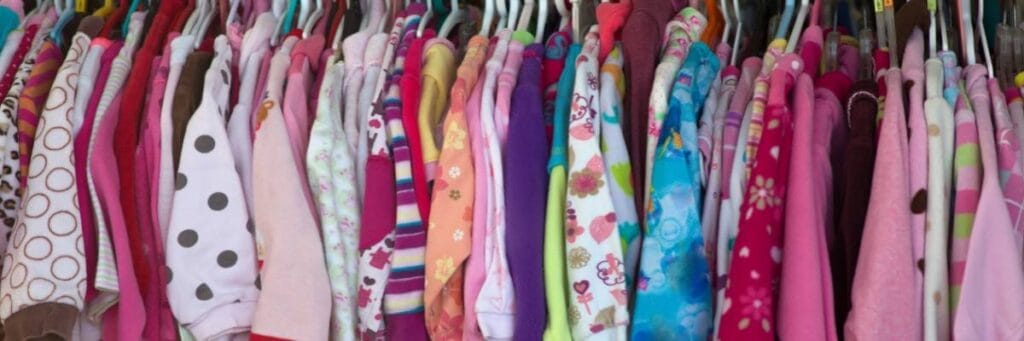 Koszule na wieszaku. Obrazek w artykule Flanela co to za materiał? Wszystko o produkcji, właściwościach i zastosowaniu