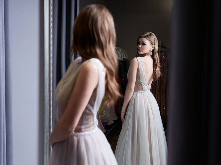 Dziewczyna w lustrze w szyfonowej sukience. Obrazek w artykule Szyfon co to za materiał? Odkryj sekrety produkcji, właściwości i zastosowanie