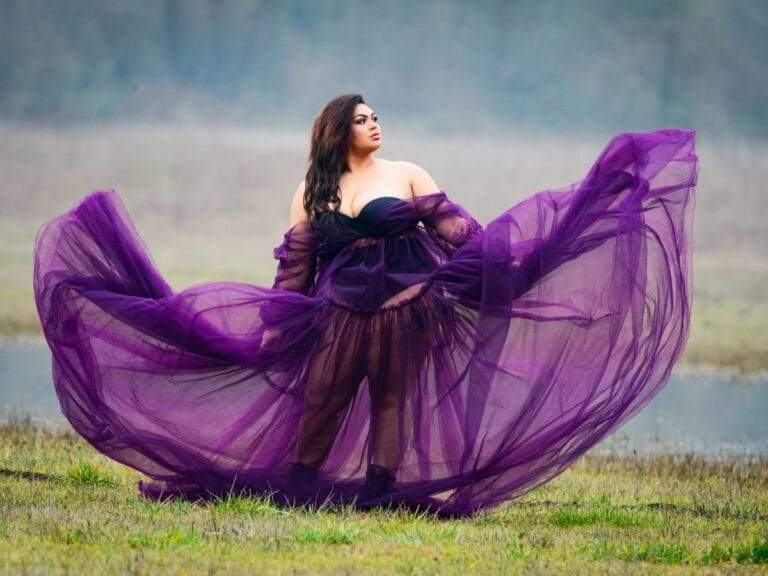 Kobieta w fioletowej sukni z tiulu. Obrazek w artykule Tiul - co to za materiał? Przewodnik po jego produkcji, właściwościach i zastosowaniu