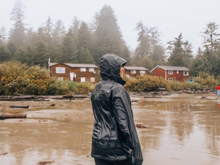 Kurtka przeciwdeszczowa na człowieku. Obrazek w artykule Przegląd tkanin wodoodpornych. Przewodnik po materiałach odpornych na deszcz